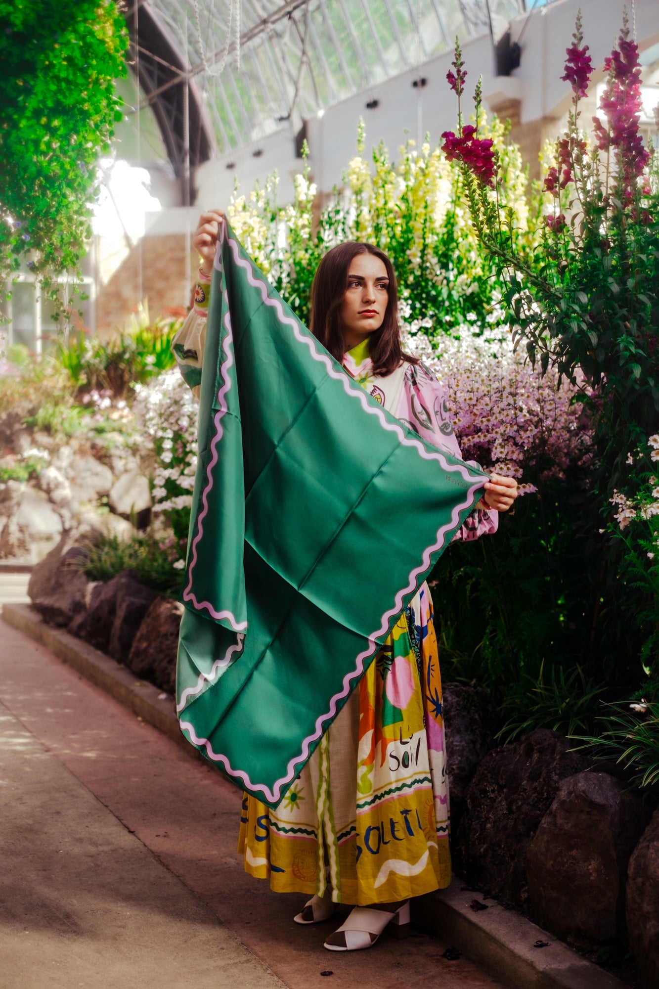 Size: Over 60x60cm